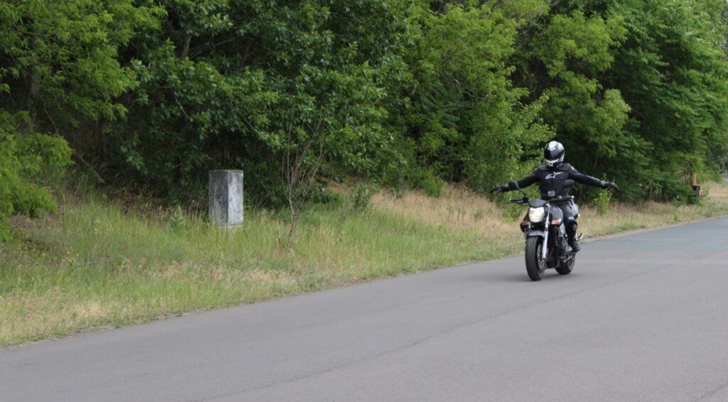 Motorradfahrer fährt sich bei dem ADAC Motorrad-Basis-Sicherheitstraining ein 