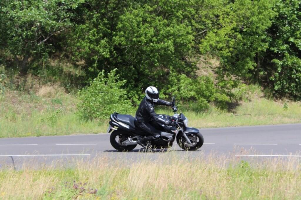 Motorradfahrer bei dem ADAC Motorrad-Basis-Sicherheitstraining Übung Kurvenfahrt