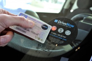 Drivenow Lesegerät und Führerschein zur Öffnung des Fahrzeuges